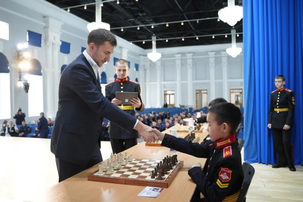 Сергей Карякин сыграл с юными суворовцами