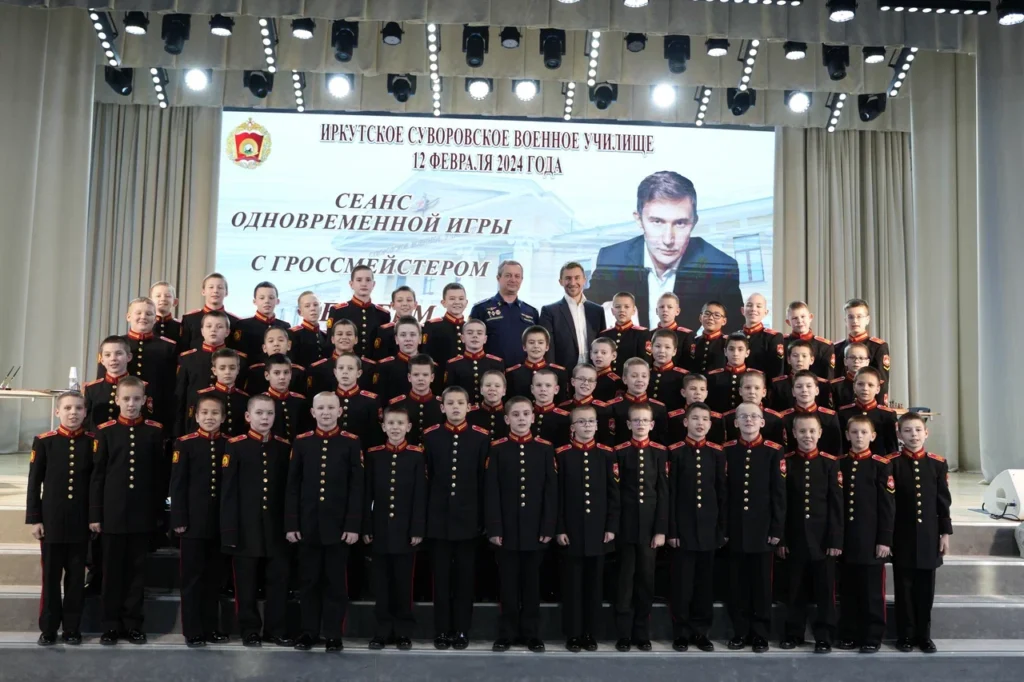 Сергей Карякин сыграл с юными суворовцами