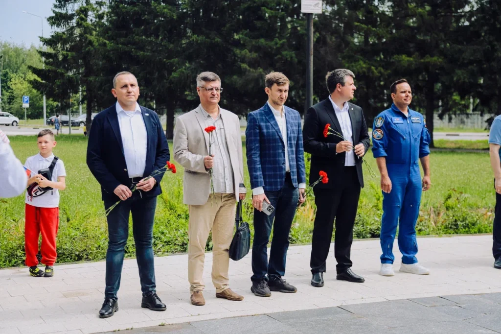 Будущее за космосом и шахматами!