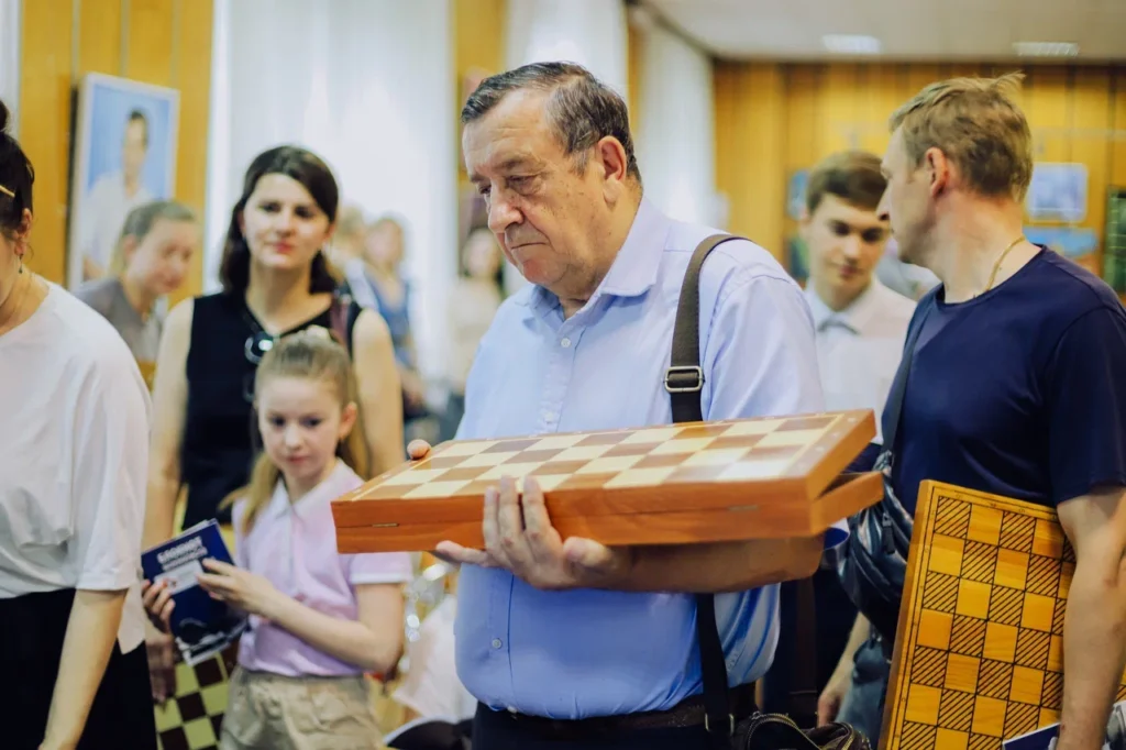 Будущее за космосом и шахматами!