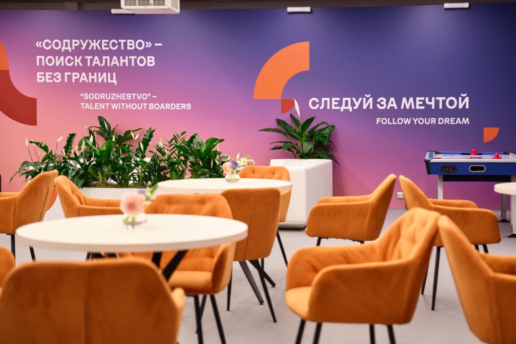 Шахматная гостиная Сергея Карякина на Международном фестивале молодежи в Лаунже почетных гостей ПСБ, Екатеринбург, 15.09.2026