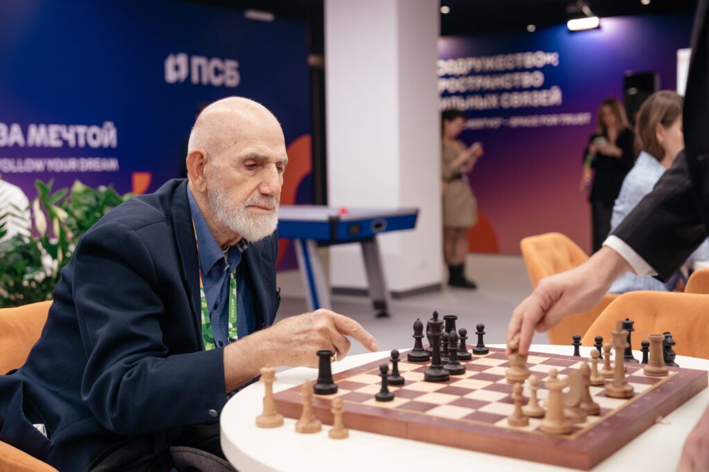 Шахматная гостиная Сергея Карякина на Международном фестивале молодежи в Лаунже почетных гостей ПСБ, Екатеринбург, 15.09.2026